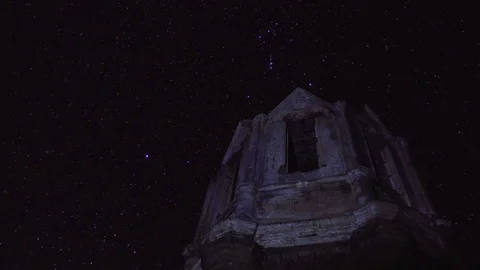 Time lapse of an old building during night 動画素材 72524380