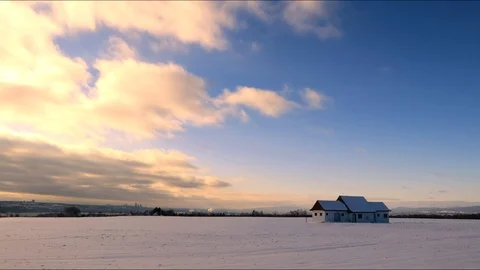 Time lapse of an old cottage in the middle of a big field. Filmed during Vidéo 99468051