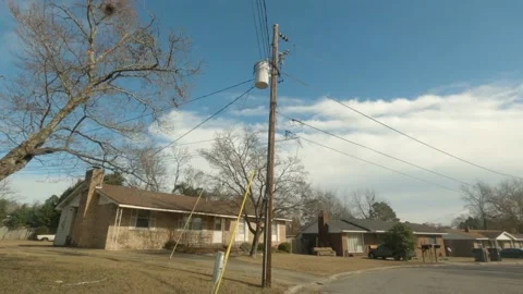 Time lapse of an old seventies style neighborhood in Georgia on a blue sky an Stock Footage 148534540