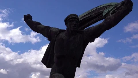 Time lapse of old Soviet era statues rust in Memento Park outside Budapest, Video stock 75710382