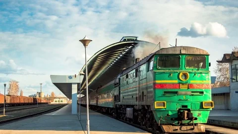 Time lapse of a old train leaving the train station 動画素材 73835175