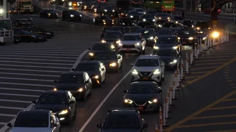 Time-lapse of oncoming heavy rush hour traffic seen from above 動画素材 164664936