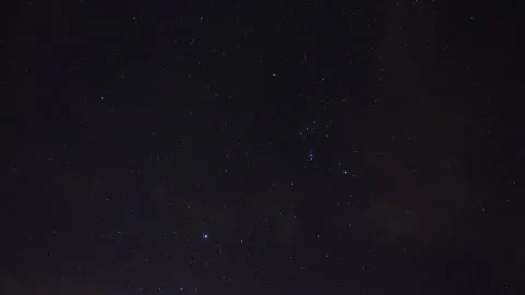 Time lapse of the Orion constellation, Sirius, and thin clouds Video stock 302583531