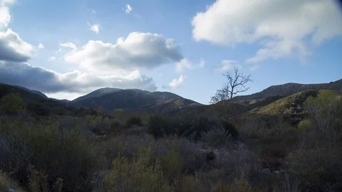 Time Lapse over brushy desert valley 7k 24fps Vídeo Stock 84133023