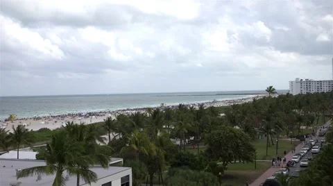 Time Lapse over looking Beach and Ocean Drive Vidéo 41502619