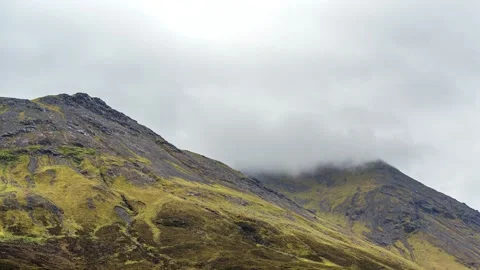 TIme Lapse over Mointain in Clouds, Isle of Sky, Highland, West Coast, Scotland Vidéo 197112839