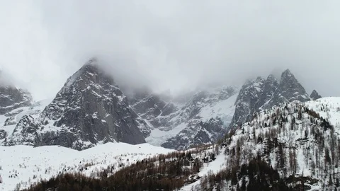Time-lapse of overcast clouds float over the snow covered mountain Video stock 116789350
