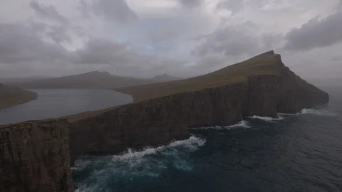 Time-lapse of overcast clouds moving over ocean and cliffs Vidéo 116599567