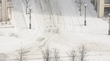 Time Lapse of Overhead Angle of Intersection Covered In Snow Vidéo 85602186