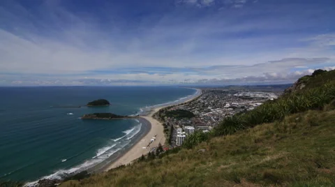 A time-lapse overlooking Mount Maunganui, New Zealand 動画素材 58493372