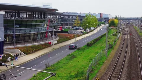 Time-lapse pan from the back of the Design Outlet to the tracks Video stock 219195114
