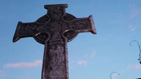 Time lapse pan of Celtic cross aging against night sky Stock Footage 137927052