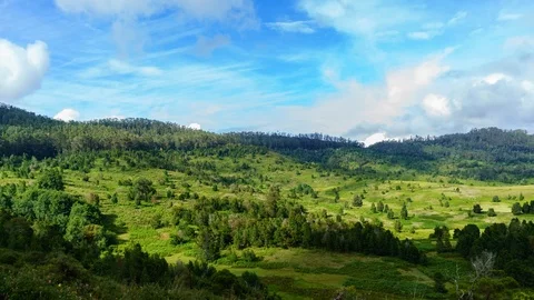 Time lapse Pan Shot of cloud moving above valley 動画素材 112053815