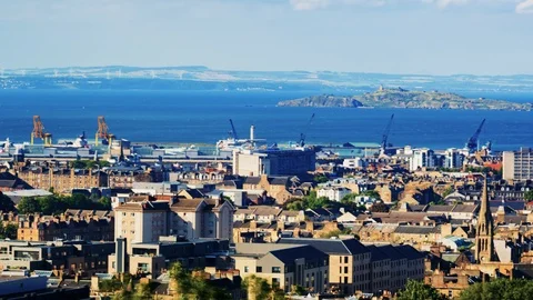Time lapse panning view of East Edinburgh, Leith and the firth of forth 動画素材 115714209