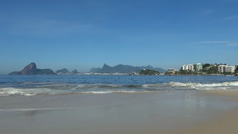 Time Lapse. Panoramic view of the Rio de Janeiro mountains. Icarai Beach on f 库存影片 119847856