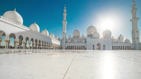 Time-lapse panoramic view of the Sheikh Zayed Grand Mosque in Abu Dhabi Stock-Footage 76945284