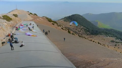 Time lapse: paragliders deploying canopies at babadag summit - timelapse Video stock 313222475