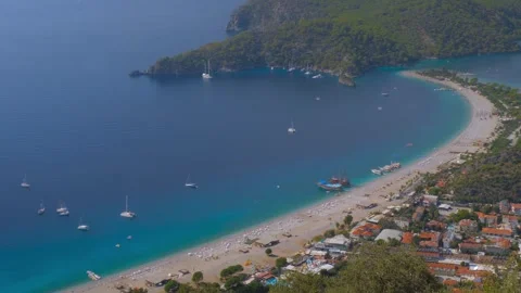 Time lapse: paragliders gliding fast and boats crossing Oludeniz Blue Lagoon Vídeo Stock 318460911