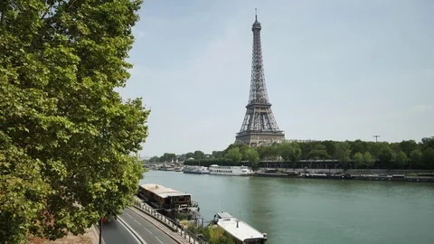 Time lapse in Paris. Eiffel tower and quays of seine. Video stock 94357775