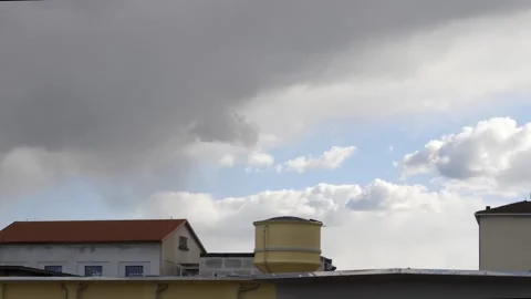Time lapse - passage of clouds between buildings Video stock 151197263
