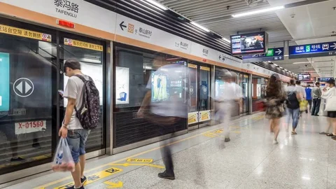 Time lapse of passengers entering and exiting a subway train , China, Video stock 77920533