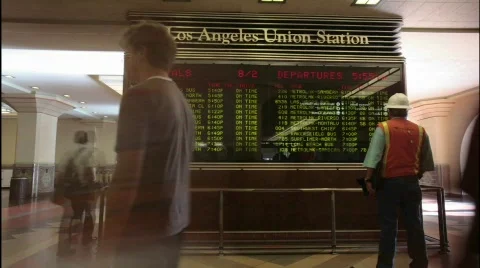A time lapse of passengers looking at train arrivals and 库存影片 553953
