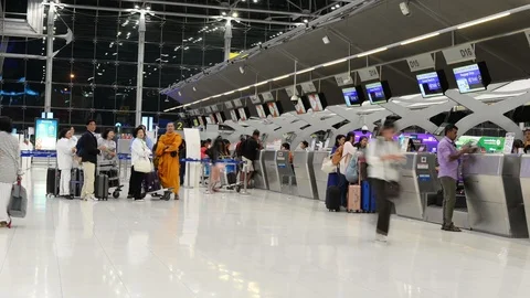 Time lapse of passengers wait at the check in queue in departure terminal Video stock 98156914