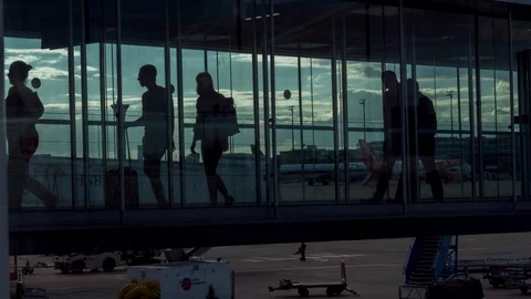 Time-lapse of passengers walking through boarding gangway Stock Footage 112628184