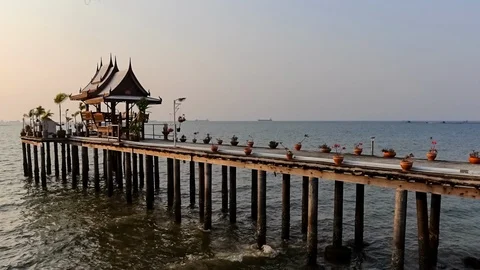 Time lapse of pavilion and bridge at sea, Zoom out shot Vídeos de archivo 86597064
