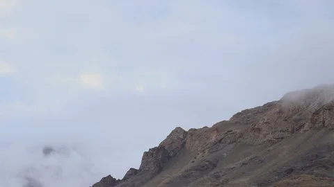 Time lapse of a peak covered in clouds Vídeo Stock 121951518