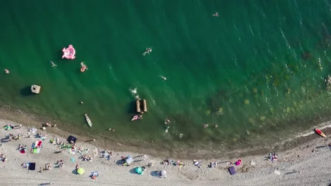 Time lapse of pebble beach life view from above. Beautiful green and blue sea 스톡 동영상 157540912