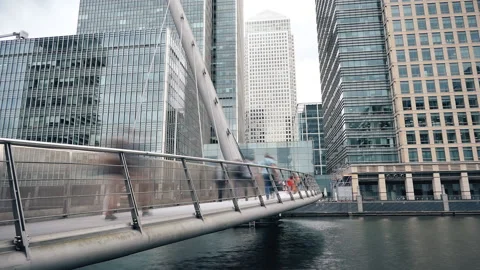 Time lapse. Pedestrian bridge over the river Thames in downtown. London. Stock Footage 91160457