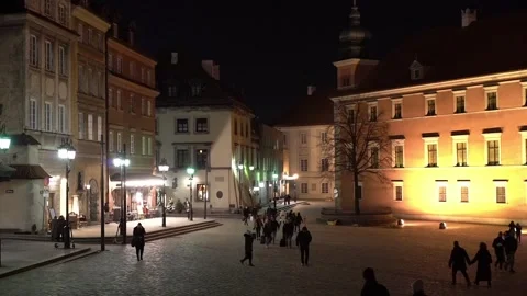 Time lapse of pedestrians in castle square, old town warsaw at night Video stock 280705167