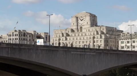 Time Lapse of Pedestrians, Waterloo bridge with Shell Mex House, London, UK Vídeos de archivo 68436153