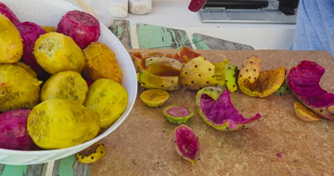 Time lapse peel prickly pears. With a knife, the outer layer of the prickly p 動画素材 140580623