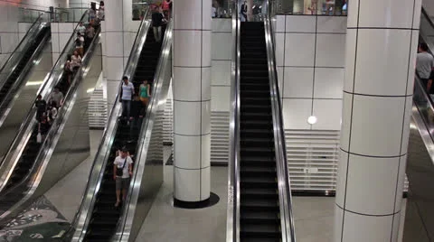 Time lapse of people commuting in subway station Video stock 24813584