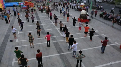 Time lapse of People dancing together on main square in Shanghai Video stock 52238320