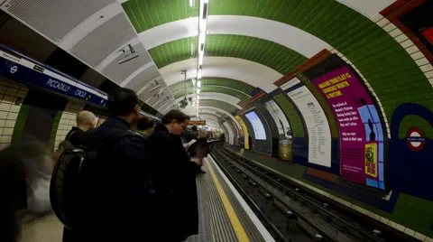 Time Lapse of people getting on and off the Tube, London Vídeo Stock 47756994