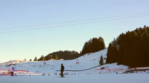 Time lapse. People go skiing and snowboarding at the scenic slopes. Vídeo Stock 65039249