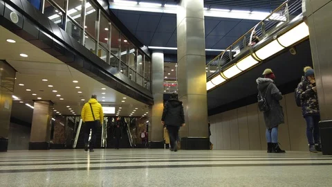 Time-lapse of people going, wait and boarding trains at metro station, Moscow. Stock Footage 121576927