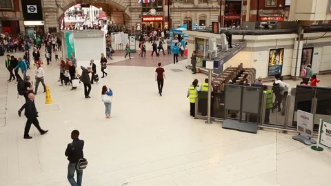 Time lapse people in the hall of train station Video stock 76386838