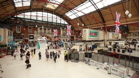 Time lapse people in the hall of train station Vídeos de archivo 76387025