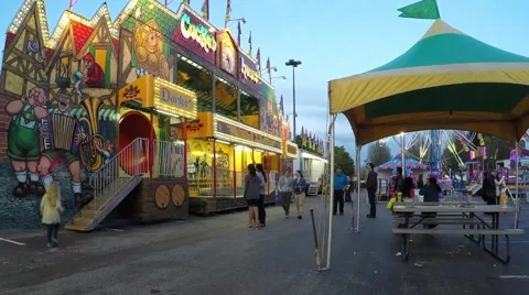 Time lapse of people having fun at the West Coast Amusements Carnival 스톡 동영상 53767925