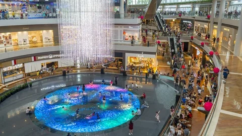 Time lapse of People inside the Marina Bay Sands Shoppes mall in Singapore Vídeos de archivo 124896393