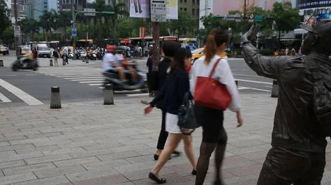Time lapse of people passing by the bronze statue of young couple taking photos Stock Footage 63307193