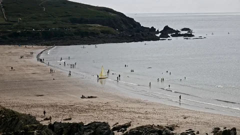 Time lapse of people playing on a beach in Plymouth in the afternoon 스톡 동영상 114643639