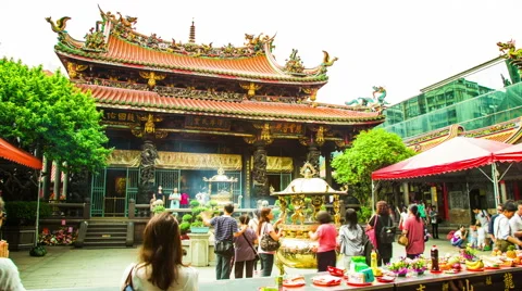 Time Lapse - People Praying in the Long Shan Temple, Taipei, Taiwan Video stock 51554967