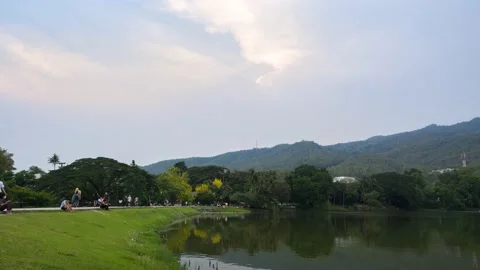 Time-lapse of people sitting, resting and jogging at the reservoir. Stock Footage 153759598