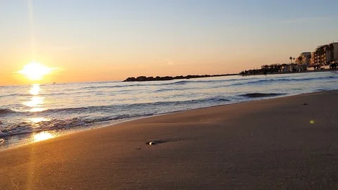 Time lapse of people strolling on the beach during a sunset on the lazio coast o Video stock 122334074