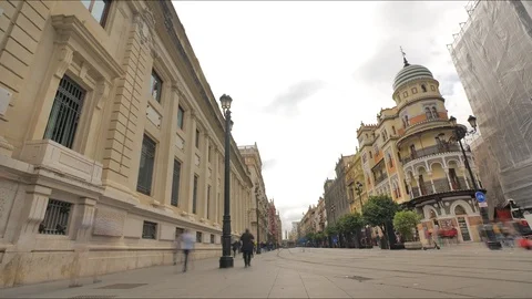 Time Lapse of People walking by Edificio la Adriatica, Seville, Spain. Vidéo 124550383